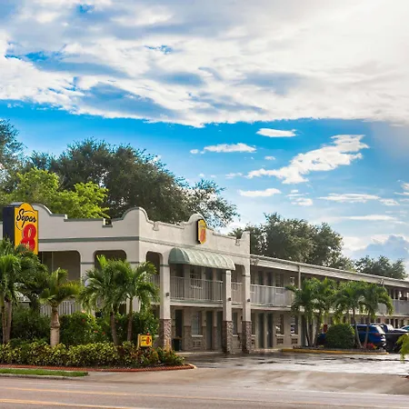 Super 8 By Wyndham Bradenton Sarasota Area Motel